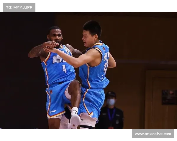 传统强队对阵新贵球队，风格对决引人关注